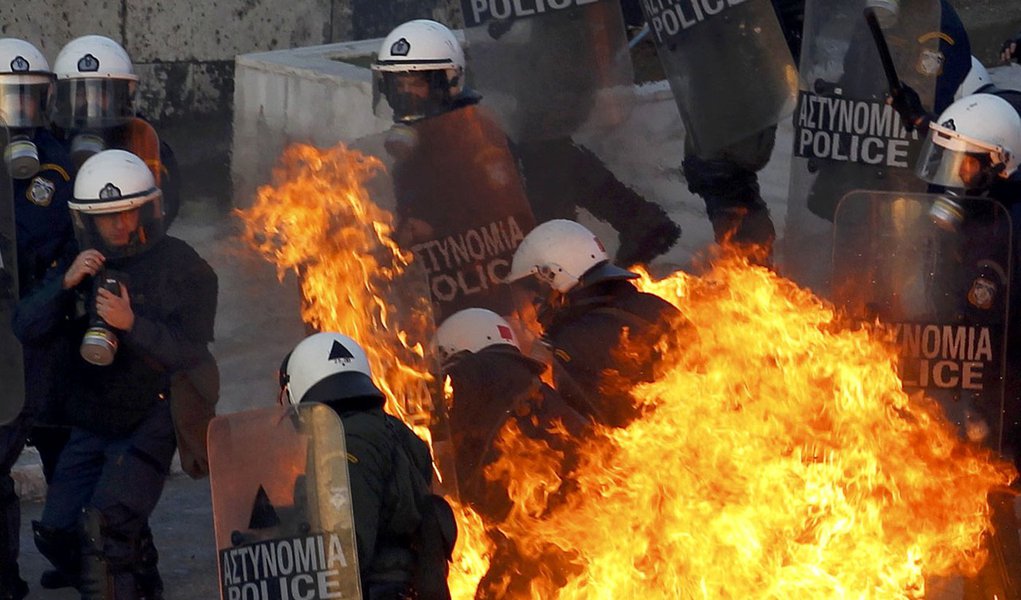 Policiais e manifestantes entram em choque na Grécia (Foto: Yannis Behrakis/REUTERS) Policiais e manifestantes entram em choque na Grécia