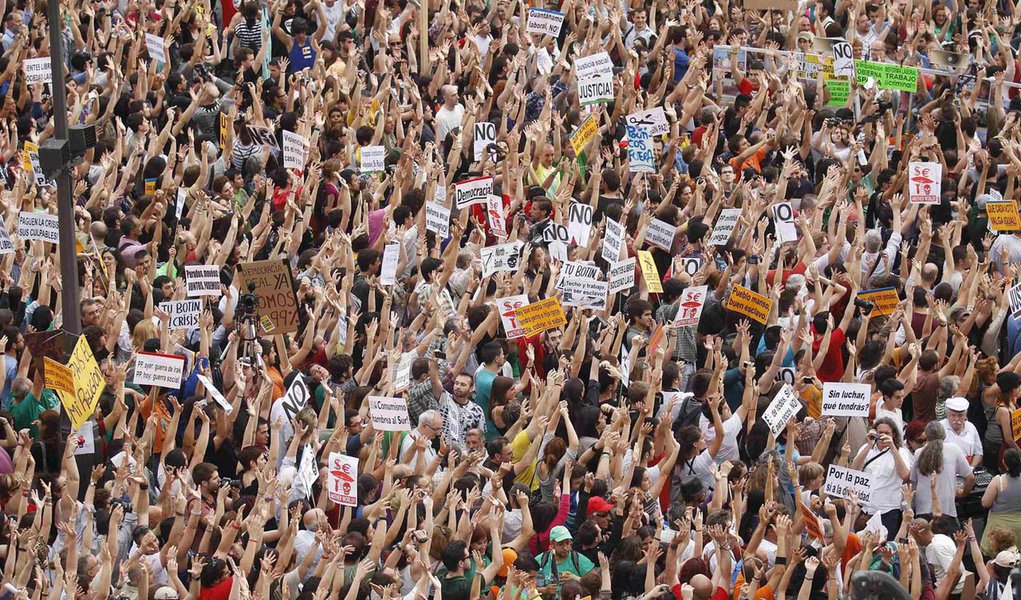Na Espanha, movimento dos indignados completa um ano (Foto: ANDREA COMAS/REUTERS) Na Espanha, movimento dos indignados completa um ano