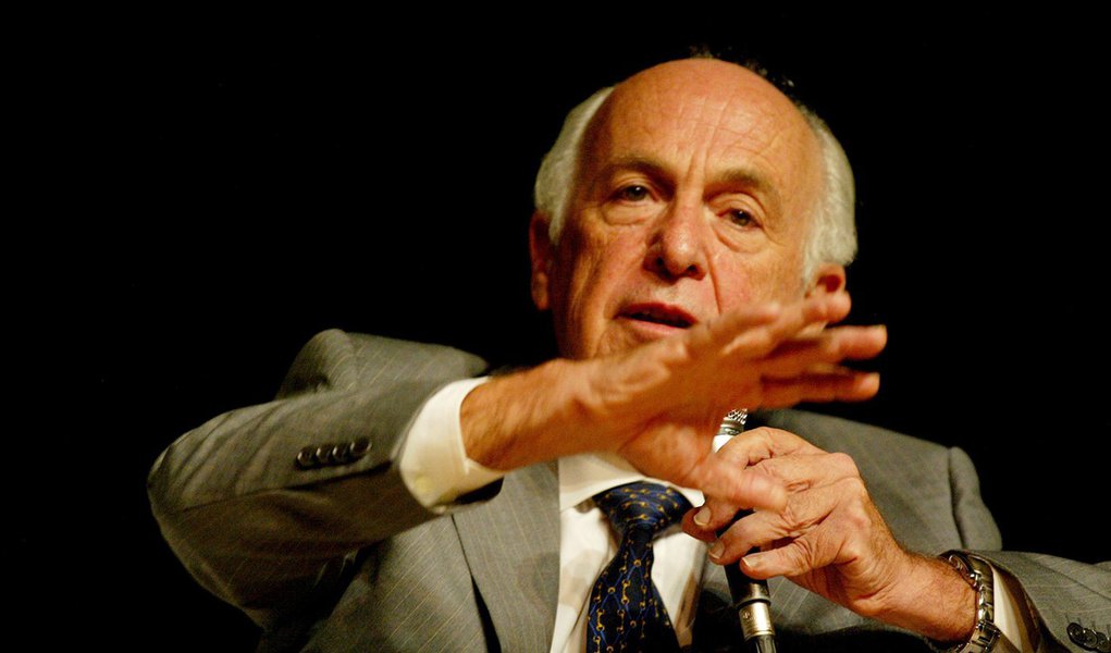 Ex-Tucano Bresser Pereira diz que a Argentina tem razão (Foto: Rogério Cassimiro/Folhapress) Ex-Tucano Bresser Pereira diz que a Argentina tem razão
