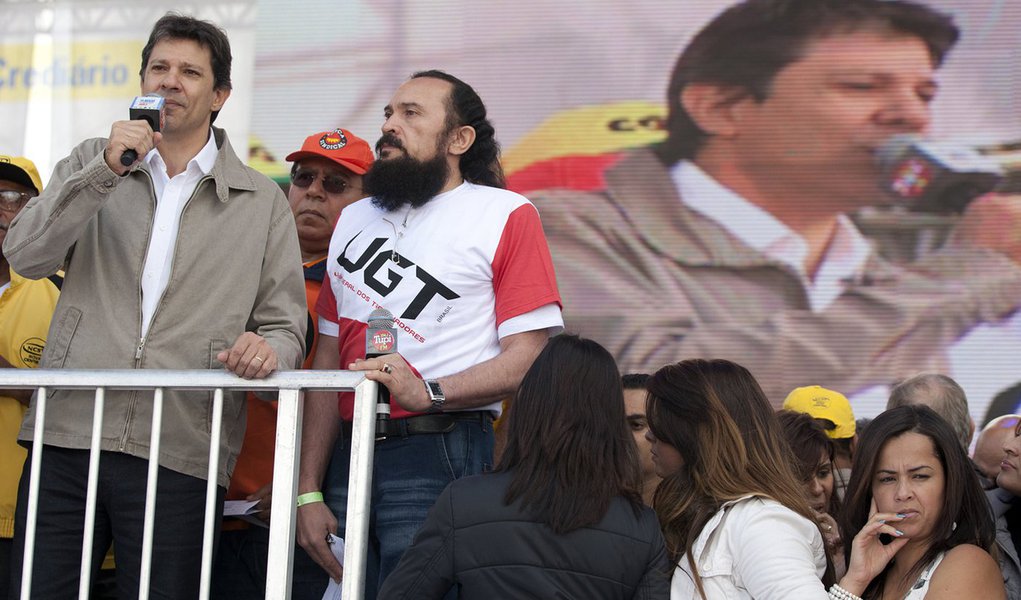 Haddad busca votos no 1º de maio em São Paulo (Foto: Fabio Braga/Folhapress) Haddad busca votos no 1º de maio em São Paulo