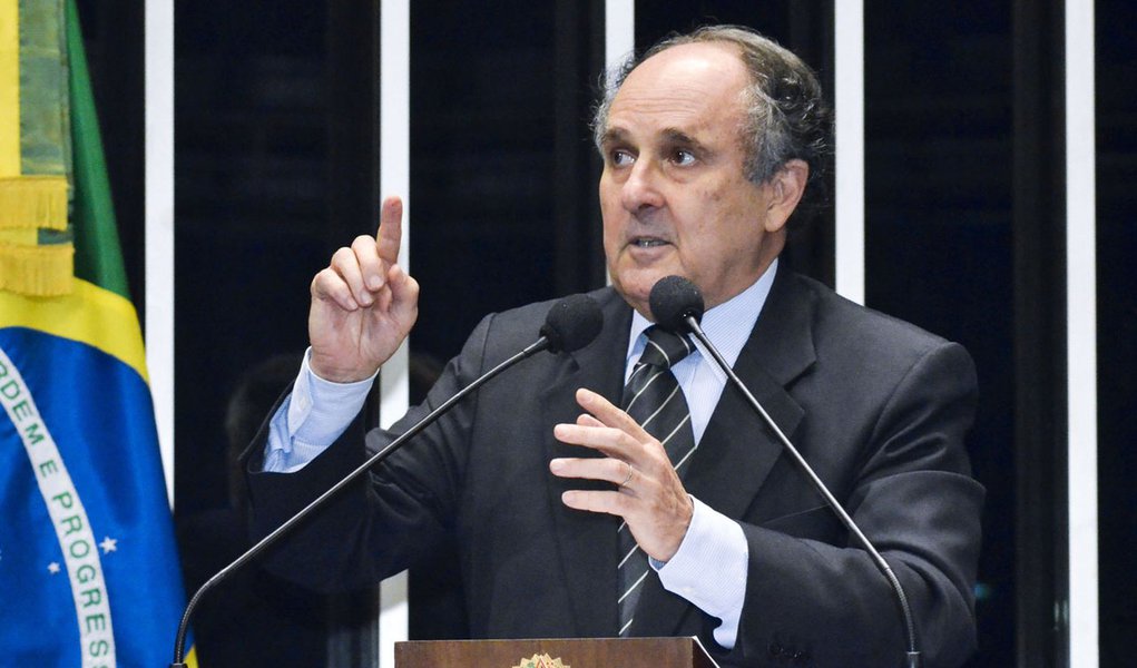 Dívida de Cristovam pode chegar a R$ 1 milhão (Foto: Waldemir Barreto/Agência Senado) Dívida de Cristovam pode chegar a R$ 1 milhão