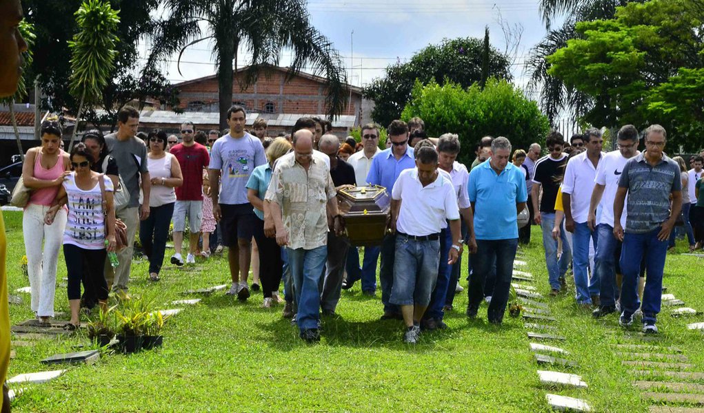 Corpo de ciclista atropelada na Av. Paulista é enterrado (Foto: NILTON CARDIN/AGÊNCIA ESTADO) Corpo de ciclista atropelada na Av. Paulista é enterrado