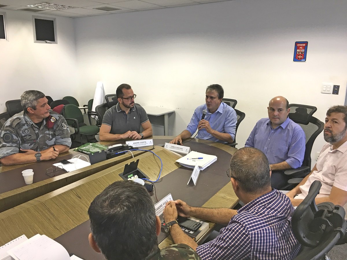 O governador Camilo Santana e o prefeito de Fortaleza, Roberto Cláudio, reunidos com os órgãos de segurança do Estado, asseguraram que os serviços de emergência do Ceará, que utilizam veículos para operar, como ambulâncias, viaturas policiais e do Corpo de Bombeiros, não sofreram qualquer interrupção com a greve dos caminhoneiros que atinge todo o Brasil, sem que o governo federal tenha conseguido apresentar qualquer solução para enfrentar a caos. “Desde o início da greve, há uma semana, determinei o total envolvimento das forças de segurança do Estado para garantir o pleno funcionamento dos serviços públicos e auxiliar no abastecimento de combustível da capital e do interior", afirmou o governador (Foto: Fatima 247) O governador Camilo Santana e o prefeito de Fortaleza, Roberto Cláudio, reunidos com os órgãos de segurança do Estado, asseguraram que os serviços de emergência do Ceará, que utilizam veículos para operar, como ambulâncias, viaturas policiais e do Corpo de Bombeiros, não sofreram qualquer interrupção com a greve dos caminhoneiros que atinge todo o Brasil, sem que o governo federal tenha conseguido apresentar qualquer solução para enfrentar a caos. “Desde o início da greve, há uma semana, determinei o total envolvimento das forças de segurança do Estado para garantir o pleno funcionamento dos serviços públicos e auxiliar no abastecimento de combustível da capital e do interior", afirmou o governador