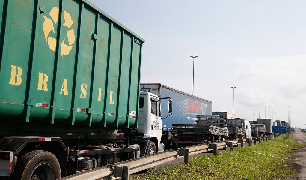 Paralisação dos caminhoneiros na Rodovia Presidente Dutra, no Rio de Janeiro.Foto Tânia Rêgo/Agência Brasil (Foto: Dorival Pereira Borges da Costa) Paralisação dos caminhoneiros na Rodovia Presidente Dutra, no Rio de Janeiro.Foto Tânia Rêgo/Agência Brasil
