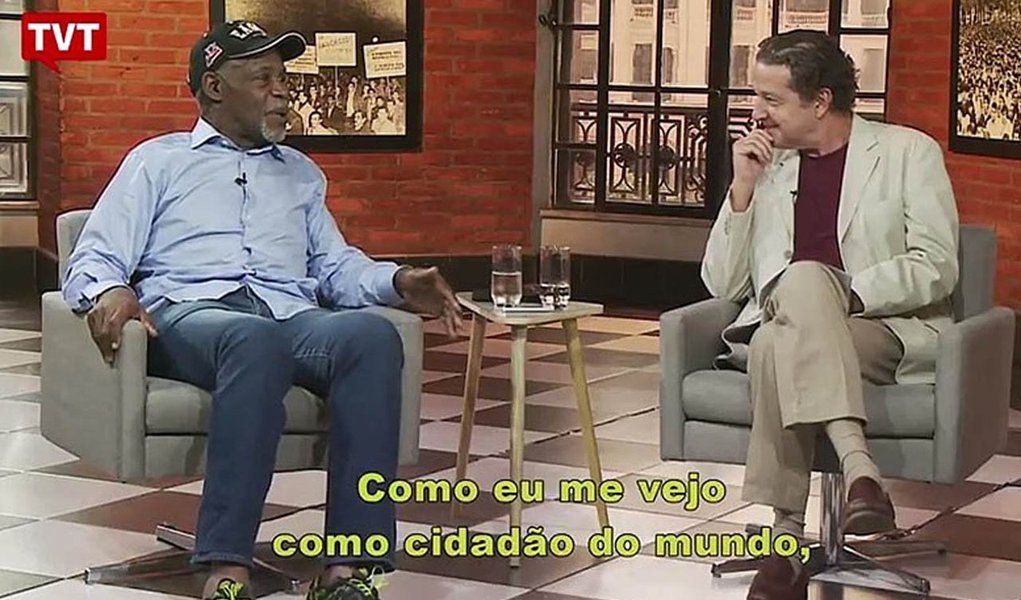 Convidado de Juca Kfouri no programa Entre Vistas desta terça-feira (5), na TVT, o ator e ativista americano Danny Glover abraçou com uma espécie de gratidão a opção do governo Lula de trabalhar relações comerciais e culturais com a África; programa é exibido também pela TV Bahia, Rede Minas e TV Universidade Federal de Goiás (Foto: Aquiles Lins) Convidado de Juca Kfouri no programa Entre Vistas desta terça-feira (5), na TVT, o ator e ativista americano Danny Glover abraçou com uma espécie de gratidão a opção do governo Lula de trabalhar relações comerciais e culturais com a África; programa é exibido também pela TV Bahia, Rede Minas e TV Universidade Federal de Goiás