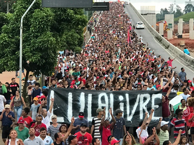 Povo Sem Medo passeata por Lula e por ter conquistado terrenos para construção de residências Foto Roberto Parizotti (Foto: Aquiles Lins) Povo Sem Medo passeata por Lula e por ter conquistado terrenos para construção de residências Foto Roberto Parizotti