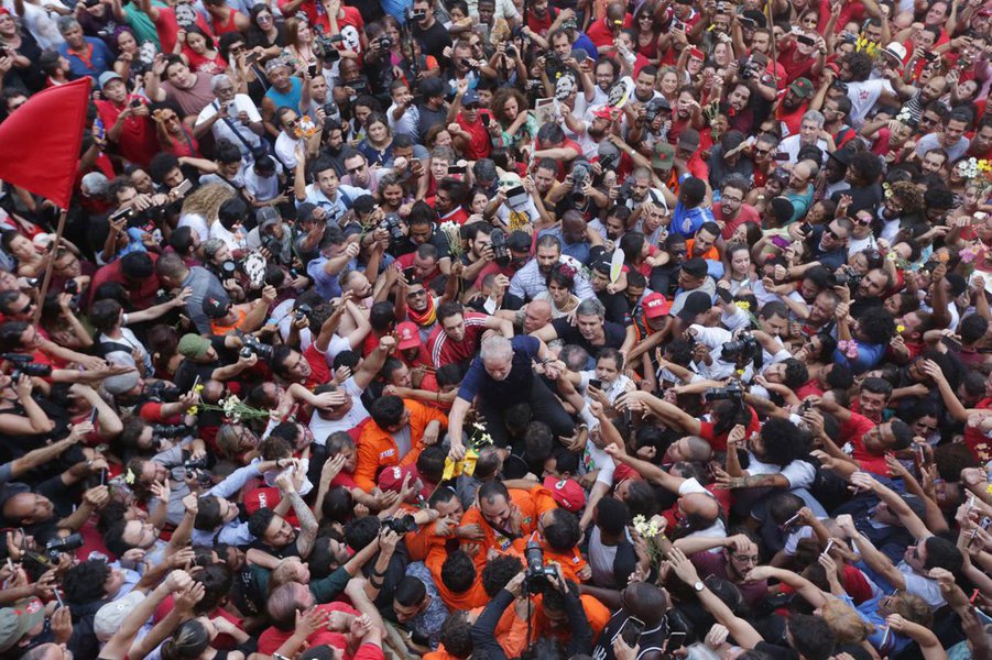 São Bernardo do Campo SP 07 04 2018 O ex presidente Luiz Inacio Lula da Silva depois da missa no braço do povojanela do sindicato dos Metalurgicos do ABC Foto Paulo Pinto Fotos Publicas (Foto: Marconi Moura de Lima Burum) São Bernardo do Campo SP 07 04 2018 O ex presidente Luiz Inacio Lula da Silva depois da missa no braço do povojanela do sindicato dos Metalurgicos do ABC Foto Paulo Pinto Fotos Publicas