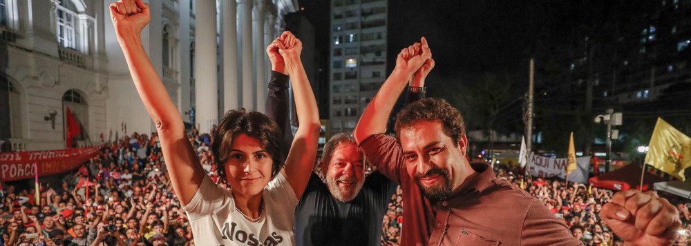 Não há dúvidas de que durante o governo petista, eminentemente com o ex-presidente Lula, o Brasil avançou muito, como nunca na sua história. Talvez por esse fato irrefutável que a esquerda descuidou-se de seus inimigos, pois imaginava ter o povo nas suas mãos (Foto: Cássio Vilela Prado) Não há dúvidas de que durante o governo petista, eminentemente com o ex-presidente Lula, o Brasil avançou muito, como nunca na sua história. Talvez por esse fato irrefutável que a esquerda descuidou-se de seus inimigos, pois imaginava ter o povo nas suas mãos