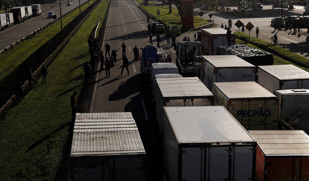 Caminhoneiros bloqueian rodovia no Rio de Janeiro, Brasil 23/05/2018 REUTERS/Ricardo Moraes (Foto: Gustavo Conde) Caminhoneiros bloqueian rodovia no Rio de Janeiro, Brasil 23/05/2018 REUTERS/Ricardo Moraes