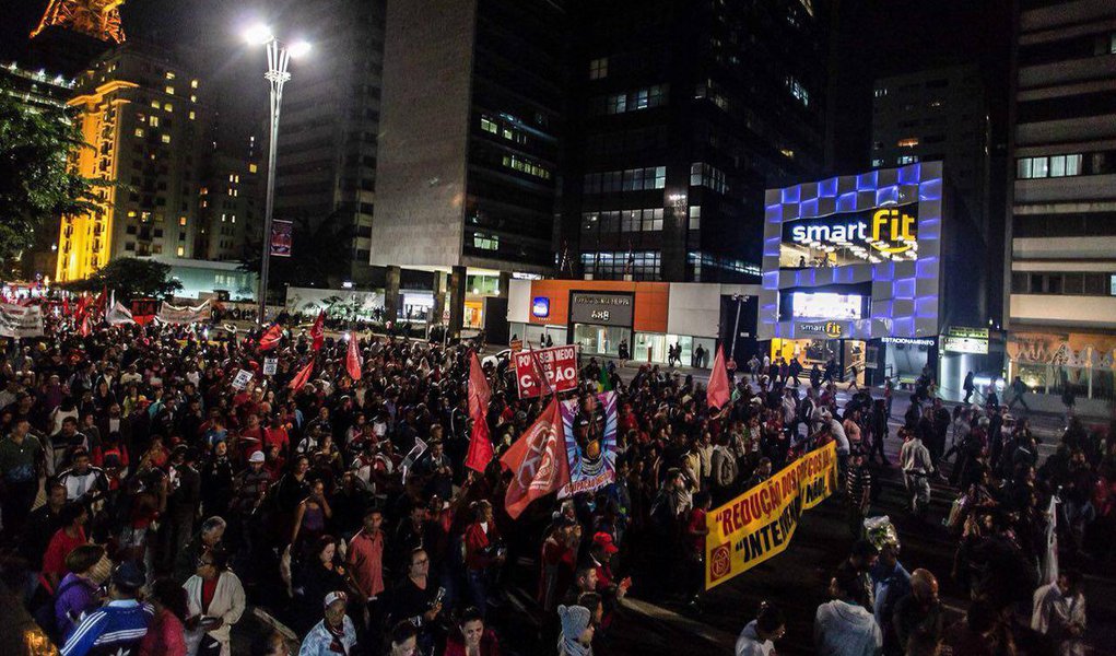 Milhares de manifestantes se concentraram no início da noite desta quarta-feira (29) em frente ao prédio da Petrobras na Avenida Paulista; ato, convocado pelas frentes Povo Sem Medo e Brasil Popular reuniu um público heterogêneo em defesa de uma Petrobras de caráter público e da redução do preço nos combustíveis e gás de cozinha (Foto: Aquiles Lins) Milhares de manifestantes se concentraram no início da noite desta quarta-feira (29) em frente ao prédio da Petrobras na Avenida Paulista; ato, convocado pelas frentes Povo Sem Medo e Brasil Popular reuniu um público heterogêneo em defesa de uma Petrobras de caráter público e da redução do preço nos combustíveis e gás de cozinha