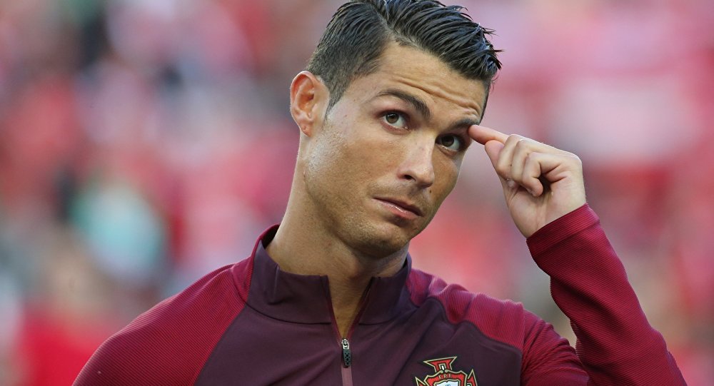 O jogador Cristiano Ronaldo está tentando chegar a um acordo com o Ministério da Fazenda e Administrações Públicas da Espanha para evitar a pena de prisão e para encerrar a investigação; CR7 propôs pagar 14 milhões de euros (cerca de 61 milhões de reais) ao Tesouro espanhol, que o acusa de ter fraudado imposto de renda em 14,7 milhões de euros, mas sua oferta foi negada (Foto: Aquiles Lins) O jogador Cristiano Ronaldo está tentando chegar a um acordo com o Ministério da Fazenda e Administrações Públicas da Espanha para evitar a pena de prisão e para encerrar a investigação; CR7 propôs pagar 14 milhões de euros (cerca de 61 milhões de reais) ao Tesouro espanhol, que o acusa de ter fraudado imposto de renda em 14,7 milhões de euros, mas sua oferta foi negada