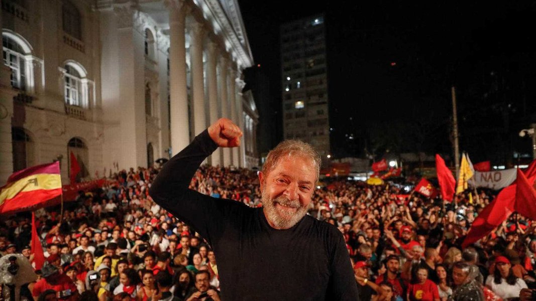 O embaixador Samuel Pinheiro Guimarães defende a liberdade imediata do ex-presidente Lula; "Somente Lula, com sua autêntica vivência e luta partidária, conhecimento do Brasil e de seus desafios, capacidade de diálogo e articulação, pode nos salvar deste abismo em que nos jogaram", diz, defendendo o nome do ex-chanceler Celso Amorim como vice; "Celso Amorim, com sua experiência de estadista e de negociador, sua honestidade e inteligência, sua capacidade de trabalho, sua lealdade, terá a melhor contribuição a dar à sua luta, que é a do povo brasileiro!" (Foto: Samuel Pinheiro Guimarães) O embaixador Samuel Pinheiro Guimarães defende a liberdade imediata do ex-presidente Lula; "Somente Lula, com sua autêntica vivência e luta partidária, conhecimento do Brasil e de seus desafios, capacidade de diálogo e articulação, pode nos salvar deste abismo em que nos jogaram", diz, defendendo o nome do ex-chanceler Celso Amorim como vice; "Celso Amorim, com sua experiência de estadista e de negociador, sua honestidade e inteligência, sua capacidade de trabalho, sua lealdade, terá a melhor contribuição a dar à sua luta, que é a do povo brasileiro!"