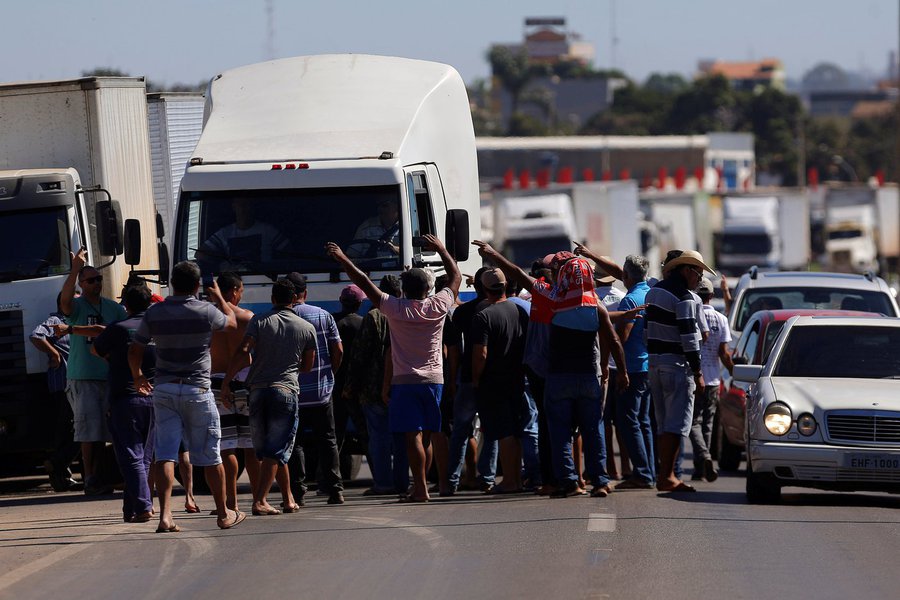 Caminhoneiros bloqueiam BR-040 em Luziania, perto de Brasília 23/05/2018 REUTERS/Adriano Machado (Foto: Carlos Hortmann) Caminhoneiros bloqueiam BR-040 em Luziania, perto de Brasília 23/05/2018 REUTERS/Adriano Machado