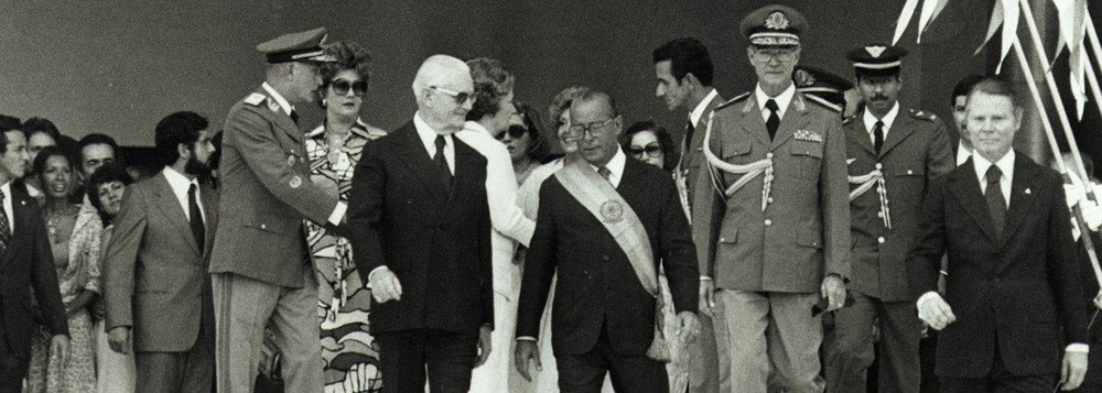 A Embaixada dos EUA no Brasil enviou, em 1984, um documento para o Departamento de Estado em Washington apontando que a corrupção como uma prática inerente da política e da economia do País; "Entre muitos oficiais, dos mais baixos aos mais altos, há uma forte crença que os últimos 20 anos no poder corromperam os militares, especialmente o alto comando, e que agora é hora de deixar a política e suas intempéries e voltar a ser soldado", diz o texto (Foto: Leonardo Lucena) A Embaixada dos EUA no Brasil enviou, em 1984, um documento para o Departamento de Estado em Washington apontando que a corrupção como uma prática inerente da política e da economia do País; "Entre muitos oficiais, dos mais baixos aos mais altos, há uma forte crença que os últimos 20 anos no poder corromperam os militares, especialmente o alto comando, e que agora é hora de deixar a política e suas intempéries e voltar a ser soldado", diz o texto
