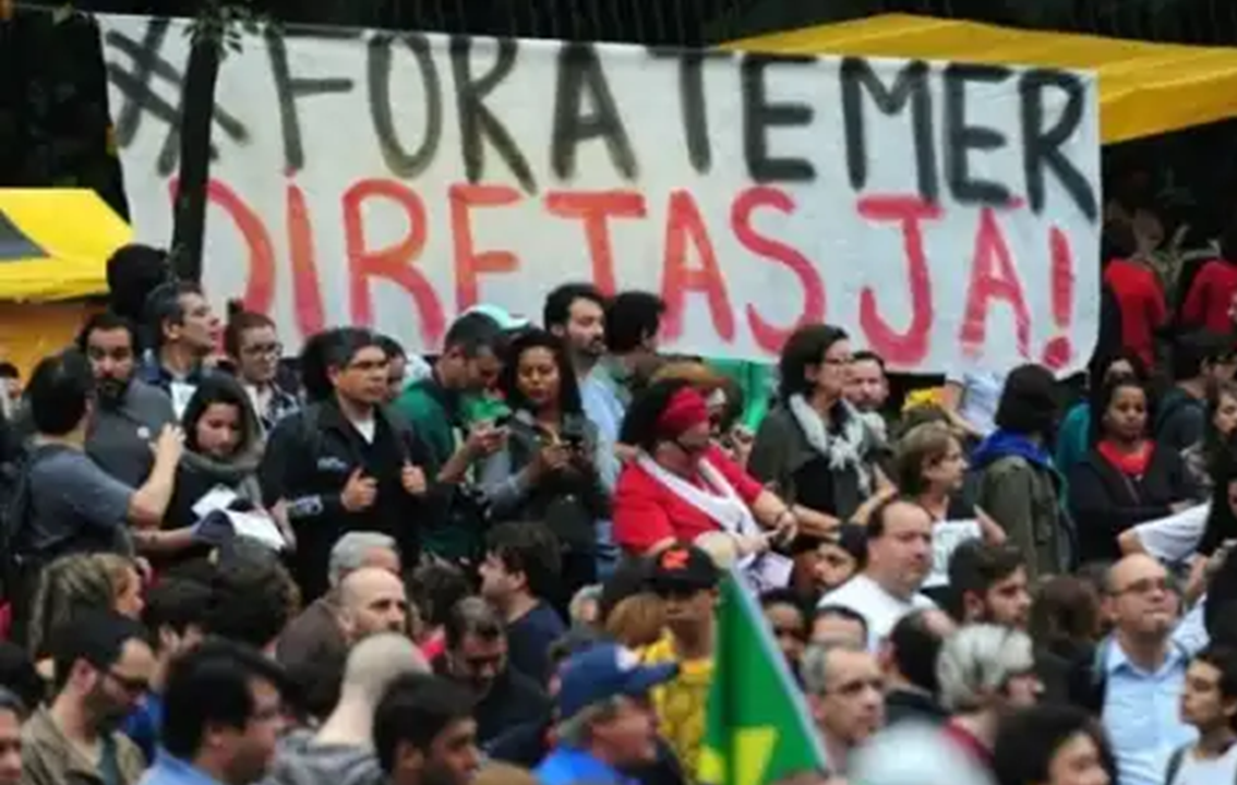 "Nem as elites que puseram o miserável no poder o aguentam mais; a disputa agora é sobre como será a saída do governo Temer. As elites tramam novos golpes como o parlamentarismo e uma eleição sem Lula", afirma o jornalista e colunista do 247 Mauro Lopes; "a saída democrática com eleições livres e antecipadas depende dos debaixo", diz ele (Foto: Mauro Lopes) "Nem as elites que puseram o miserável no poder o aguentam mais; a disputa agora é sobre como será a saída do governo Temer. As elites tramam novos golpes como o parlamentarismo e uma eleição sem Lula", afirma o jornalista e colunista do 247 Mauro Lopes; "a saída democrática com eleições livres e antecipadas depende dos debaixo", diz ele