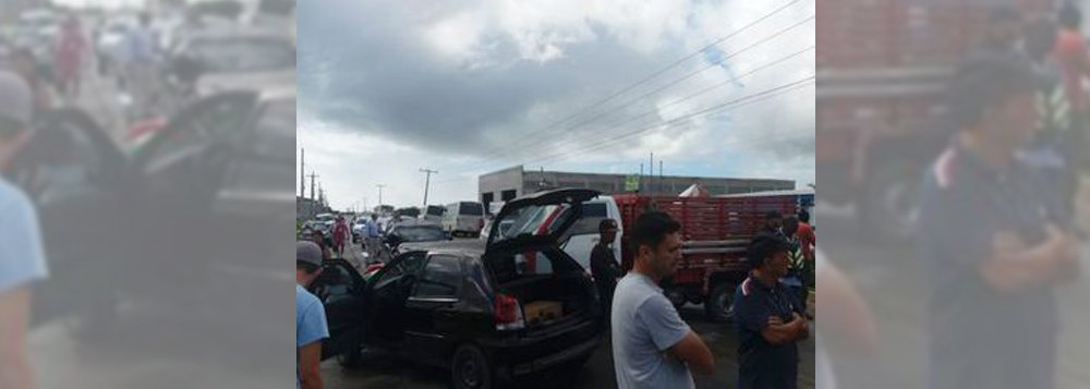 O bloqueio ocorre em Penedo, na divida de Alagoas com Sergipe; eles reivindicam diminuição do preço da gasolina e do álcool, além de apoiarem a greve dos caminhoneiros; circulação de viaturas policiais, ambulâncias e ônibus escolares está sendo permitida (Foto: Voney Malta) O bloqueio ocorre em Penedo, na divida de Alagoas com Sergipe; eles reivindicam diminuição do preço da gasolina e do álcool, além de apoiarem a greve dos caminhoneiros; circulação de viaturas policiais, ambulâncias e ônibus escolares está sendo permitida