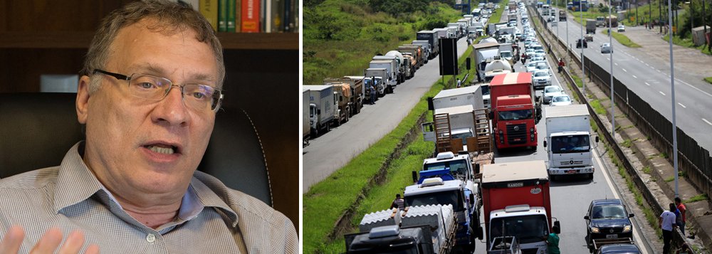 "Um dos aspectos marcantes desta greve é que ela tem um altíssimo grau de espontaneidade, isso significa que é muito difícil negociar porque são 'n' grupos, cada um com uma visão diferenciada do problema" diz o ex-ministro da Justiça Eugênio Aragão, segundo ele, a paralisação envolve os cerca de 40% dos transportadores hoje que são individuais. E eles estão com a corda no pescoço" (Foto: Paulo Emílio) "Um dos aspectos marcantes desta greve é que ela tem um altíssimo grau de espontaneidade, isso significa que é muito difícil negociar porque são 'n' grupos, cada um com uma visão diferenciada do problema" diz o ex-ministro da Justiça Eugênio Aragão, segundo ele, a paralisação envolve os cerca de 40% dos transportadores hoje que são individuais. E eles estão com a corda no pescoço"