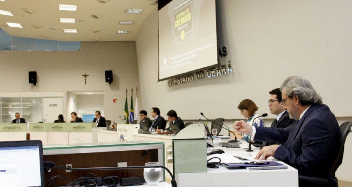 O Tribunal de Contas do Estado do Ceará emitiu parecer favorável aprovando com ressalvas as contas de 2017 do governador Camilo Santana. No total, foram 57 recomendações apresentadas pela Comissão Técnica, Ministério Público de Contas e dois conselheiros. O parecer do TCE será encaminhado à Assembleia Legislativa, responsável pelo julgamento das contas (Foto: Fatima 247) O Tribunal de Contas do Estado do Ceará emitiu parecer favorável aprovando com ressalvas as contas de 2017 do governador Camilo Santana. No total, foram 57 recomendações apresentadas pela Comissão Técnica, Ministério Público de Contas e dois conselheiros. O parecer do TCE será encaminhado à Assembleia Legislativa, responsável pelo julgamento das contas