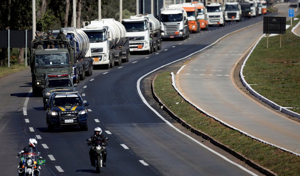 Veículos do Exército escoltam caminhões-tanque em Brasília 28/05/2018 REUTERS/Ueslei Marcelino (Foto: Voney Malta) Veículos do Exército escoltam caminhões-tanque em Brasília 28/05/2018 REUTERS/Ueslei Marcelino
