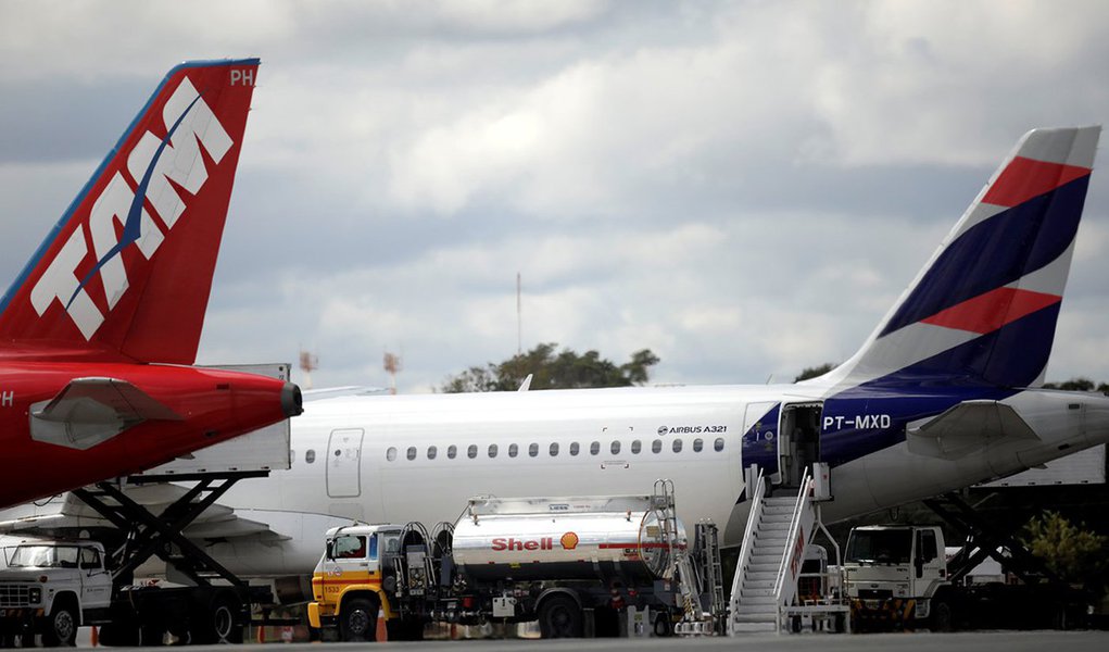 Avião é abastecido no aeroporto internacional de Brasília 25/05/2018 REUTERS/Ueslei Marcelino (Foto: Paulo Emílio) Avião é abastecido no aeroporto internacional de Brasília 25/05/2018 REUTERS/Ueslei Marcelino