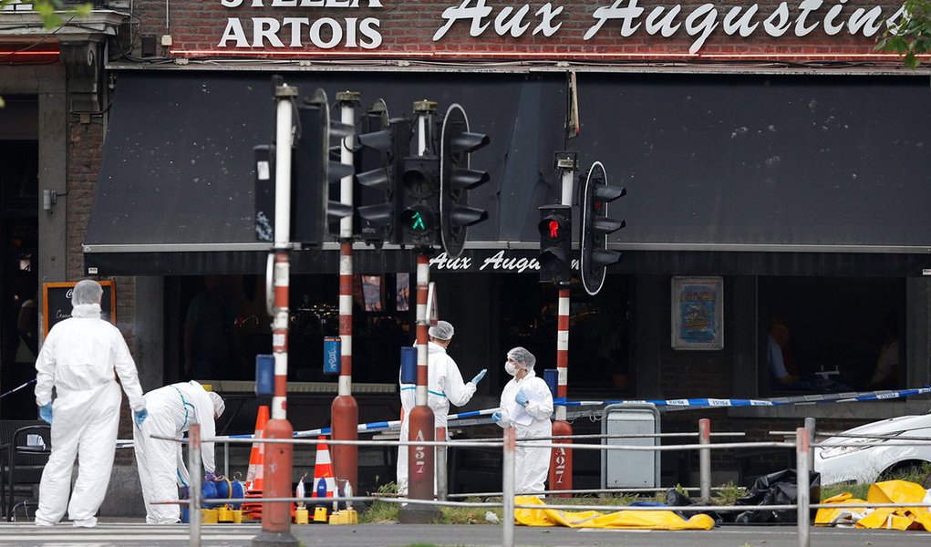O homem que matou três pessoas em um tiroteio na cidade de Liège, na Bélgica, gritou "Alá é grande" antes de ser morto pelas forças de segurança; suspeito foi morto depois de fazer uma mulher de refém; vítimas do tiroteio são dois policiais e o passageiro de um carro; Promotoria Federal da Bélgica investiga o tiroteio como suposto caso de terrorismo (Foto: Paulo Emílio) O homem que matou três pessoas em um tiroteio na cidade de Liège, na Bélgica, gritou "Alá é grande" antes de ser morto pelas forças de segurança; suspeito foi morto depois de fazer uma mulher de refém; vítimas do tiroteio são dois policiais e o passageiro de um carro; Promotoria Federal da Bélgica investiga o tiroteio como suposto caso de terrorismo