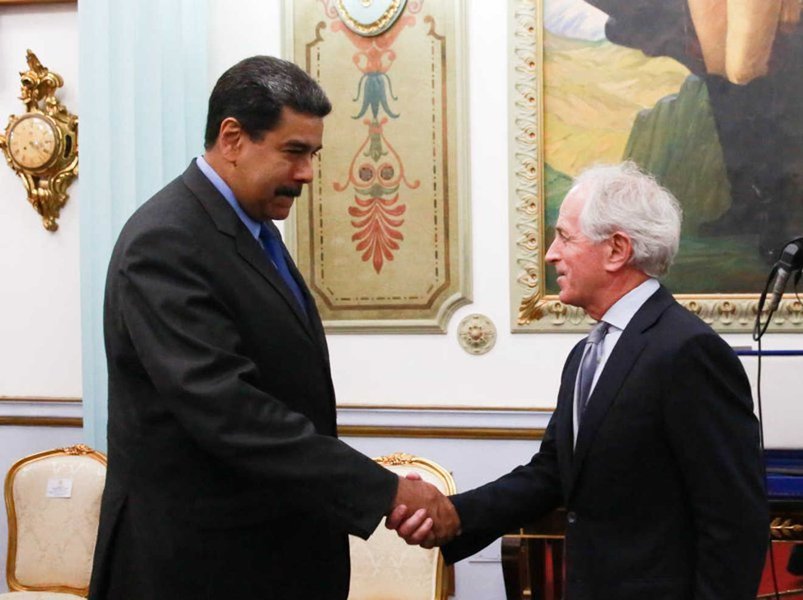 O presidente venezuelano, Nicolás Maduro, manteve nesta sexta-feira (25), uma intensa jornada de reuniões no marco da sua orientação de promover "o diálogo fecundo, profundo e produtivo", disse o ministro para a Comunicação e Informação, Jorge Rodríguez, ao fazer o balanço das atividades. Na foto, o mandatário cumprimenta o senador republicano estadunidense, Bob Corker (Foto: Reinaldo) O presidente venezuelano, Nicolás Maduro, manteve nesta sexta-feira (25), uma intensa jornada de reuniões no marco da sua orientação de promover "o diálogo fecundo, profundo e produtivo", disse o ministro para a Comunicação e Informação, Jorge Rodríguez, ao fazer o balanço das atividades. Na foto, o mandatário cumprimenta o senador republicano estadunidense, Bob Corker