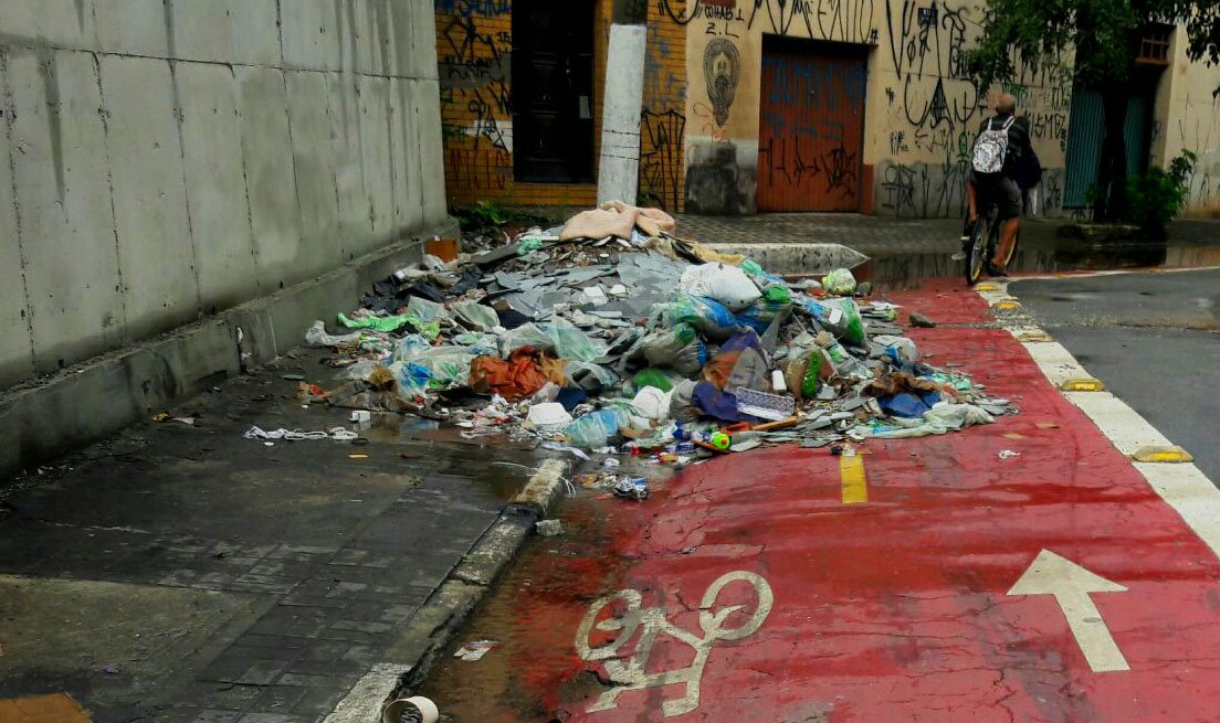 São Paulo SP Brasil Na rua Lopes Oliveira no bairro de Santa Cecilia ciclovia tomada de lixo impedindo trafego de ciclista. Foto Fernand Carvalho Fotos Publicas (Foto: Paulo Emílio) São Paulo SP Brasil Na rua Lopes Oliveira no bairro de Santa Cecilia ciclovia tomada de lixo impedindo trafego de ciclista. Foto Fernand Carvalho Fotos Publicas
