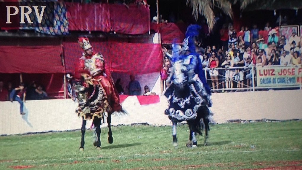 Um marco histórico na TV aberta em Goiás, a nova TV Brasil Central (TBC) se destaca na cobertura da Festa do Divino Espírito Santo, em Pirenópolis; no domingo (20), a emissora realizou a transmissão ao vivo das Cavalhadas, que fazem parte da festa que é uma das maiores manifestações culturais e religiosas do Estado; a cobertura completa e em tempo real reforça o compromisso da nova TBC em estar mais próxima da sociedade, além de valorizar a cultura goiana; com equipes ágeis, a emissora transmitiu ao vivo toda da movimentação do tradicional evento (Foto: José Barbacena) Um marco histórico na TV aberta em Goiás, a nova TV Brasil Central (TBC) se destaca na cobertura da Festa do Divino Espírito Santo, em Pirenópolis; no domingo (20), a emissora realizou a transmissão ao vivo das Cavalhadas, que fazem parte da festa que é uma das maiores manifestações culturais e religiosas do Estado; a cobertura completa e em tempo real reforça o compromisso da nova TBC em estar mais próxima da sociedade, além de valorizar a cultura goiana; com equipes ágeis, a emissora transmitiu ao vivo toda da movimentação do tradicional evento