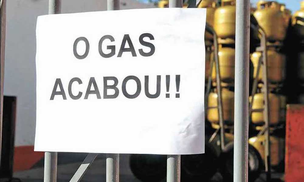 Entre tantas ameaças contra o país governado por Temer e seus associados, a política de preços da Petrobras e primeira semana da greve dos caminhoneiros está prestes a causar a falta de gás em Minas; combustível movimenta veículos e garante a comida na mesa; gás de cozinha é escasso nas distribuidoras; prédios já se preparam para enfrentar dificuldades para cozinhar (Foto: Voney Malta) Entre tantas ameaças contra o país governado por Temer e seus associados, a política de preços da Petrobras e primeira semana da greve dos caminhoneiros está prestes a causar a falta de gás em Minas; combustível movimenta veículos e garante a comida na mesa; gás de cozinha é escasso nas distribuidoras; prédios já se preparam para enfrentar dificuldades para cozinhar