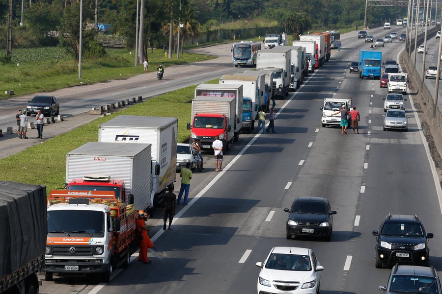Paralisação dos caminhoneiros na Rodovia Presidente Dutra, no Rio de Janeiro.Foto Tânia Rêgo/Agência Brasil (Foto: Décio Lima) Paralisação dos caminhoneiros na Rodovia Presidente Dutra, no Rio de Janeiro.Foto Tânia Rêgo/Agência Brasil
