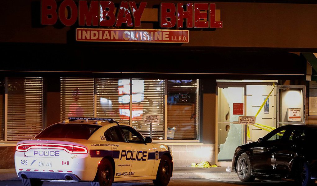 Carro de polícia é visto em frente a local de explosão em Mississauga, no Canadá 25/05/2018 REUTERS/Mark Blinch (Foto: Paulo Emílio) Carro de polícia é visto em frente a local de explosão em Mississauga, no Canadá 25/05/2018 REUTERS/Mark Blinch