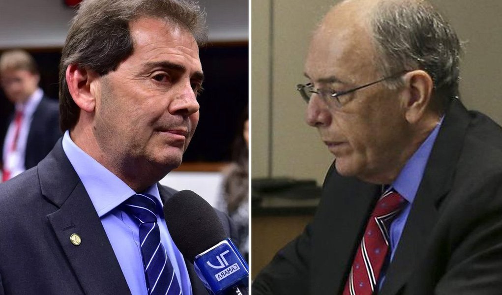 O deputado Paulo Pereira da Silva (SD-SP), o Paulinho da Força, pediu nesta quinta-feira, 24, a demissão do presidente da Petrobras, Pedro Parente, por conta da política de reajuste de preços dos combustíveis que levou o País ao caos pelo quarto dia com a greve dos caminhoneiros; "Nós temos que apontar a irresponsabilidade desse Pedro Parente. É aquele mesmo que, lá atrás, apagou o Brasil", disse Paulinho; "Presidente Temer deveria demiti-lo pela sua irresponsabilidade de aumentar os preços absurdamente, 12 vezes em um mês. Por isso, Temer, demite esse malandro aí. Porque daqui a pouco a situação vai ficar pior", avisou (Foto: Aquiles Lins) O deputado Paulo Pereira da Silva (SD-SP), o Paulinho da Força, pediu nesta quinta-feira, 24, a demissão do presidente da Petrobras, Pedro Parente, por conta da política de reajuste de preços dos combustíveis que levou o País ao caos pelo quarto dia com a greve dos caminhoneiros; "Nós temos que apontar a irresponsabilidade desse Pedro Parente. É aquele mesmo que, lá atrás, apagou o Brasil", disse Paulinho; "Presidente Temer deveria demiti-lo pela sua irresponsabilidade de aumentar os preços absurdamente, 12 vezes em um mês. Por isso, Temer, demite esse malandro aí. Porque daqui a pouco a situação vai ficar pior", avisou