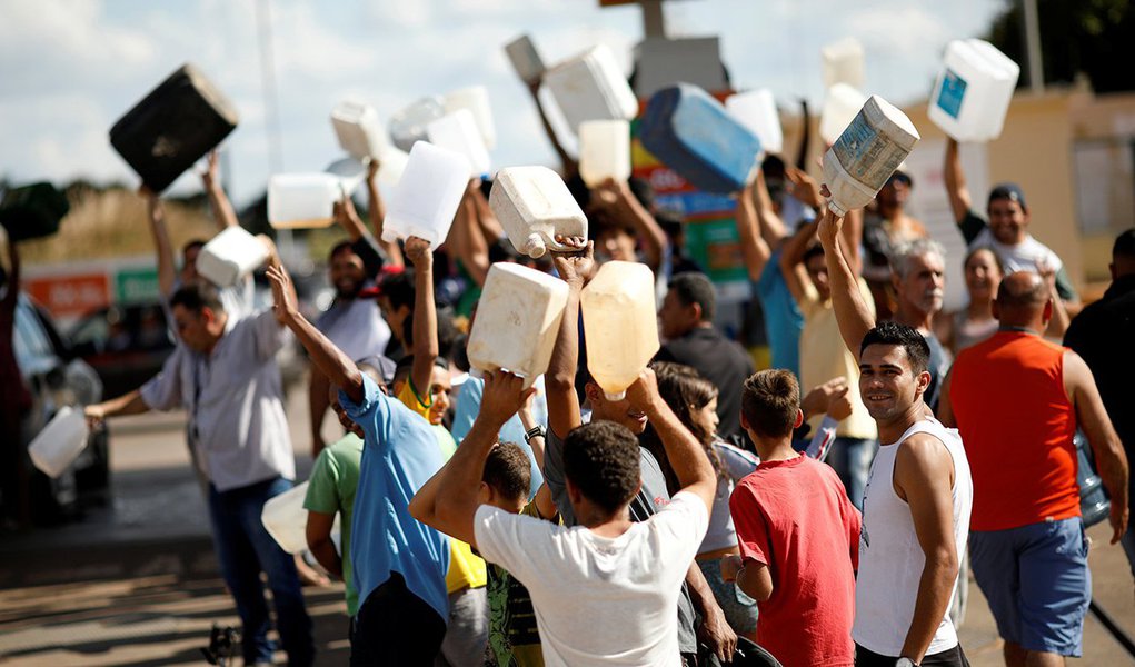 Posto de gasolina em Brasília, afetado por desabastecimento de combustível devido à greve dos caminhoneiros 25/5/2018 REUTERS/Ueslei Marcelino (Foto: Paulo Emílio) Posto de gasolina em Brasília, afetado por desabastecimento de combustível devido à greve dos caminhoneiros 25/5/2018 REUTERS/Ueslei Marcelino
