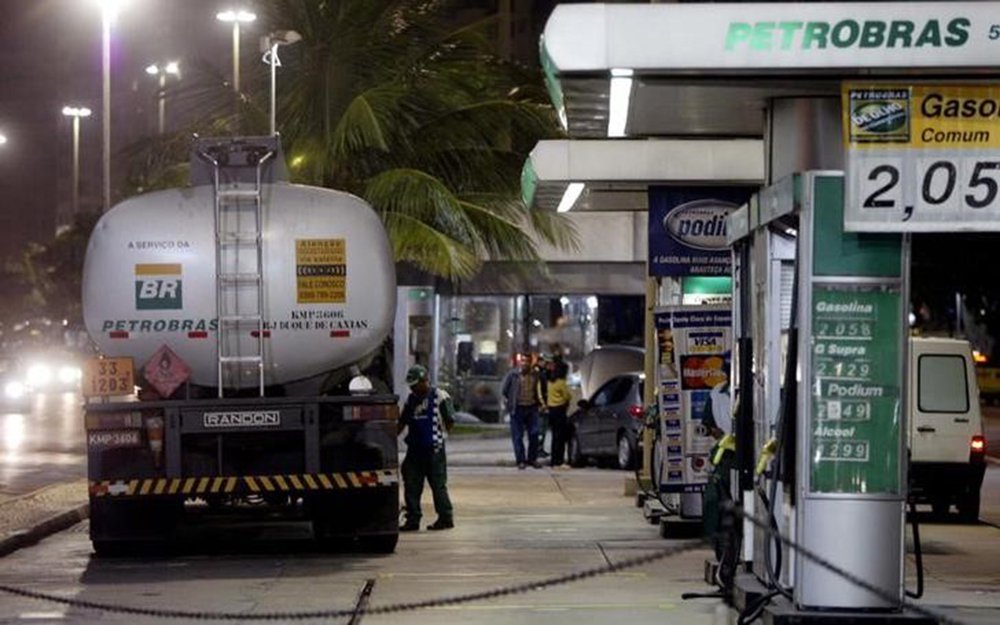 Caminhão abastece posto de gasolina no Rio de Janeiro 14/06/2004 REUTERS/Sergio Moraes SM (Foto: Leonardo Attuch) Caminhão abastece posto de gasolina no Rio de Janeiro 14/06/2004 REUTERS/Sergio Moraes SM