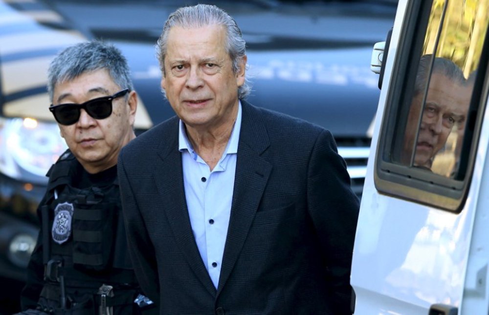 Dirceu é escoltado por policiais em Curitiba 31/8/2015 REUTERS/Rodolfo Buhrer (Foto: Paulo Emílio) Dirceu é escoltado por policiais em Curitiba 31/8/2015 REUTERS/Rodolfo Buhrer