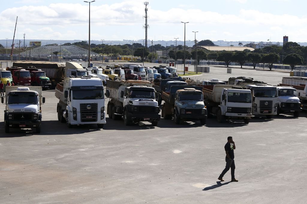 Caminhoneiros realizam protesto contra a alta no preço do combustível e uma resolução do Contran que obriga a colocar dispositivos de segurança nas caçambas. (Foto: Leonardo Lucena) Caminhoneiros realizam protesto contra a alta no preço do combustível e uma resolução do Contran que obriga a colocar dispositivos de segurança nas caçambas.