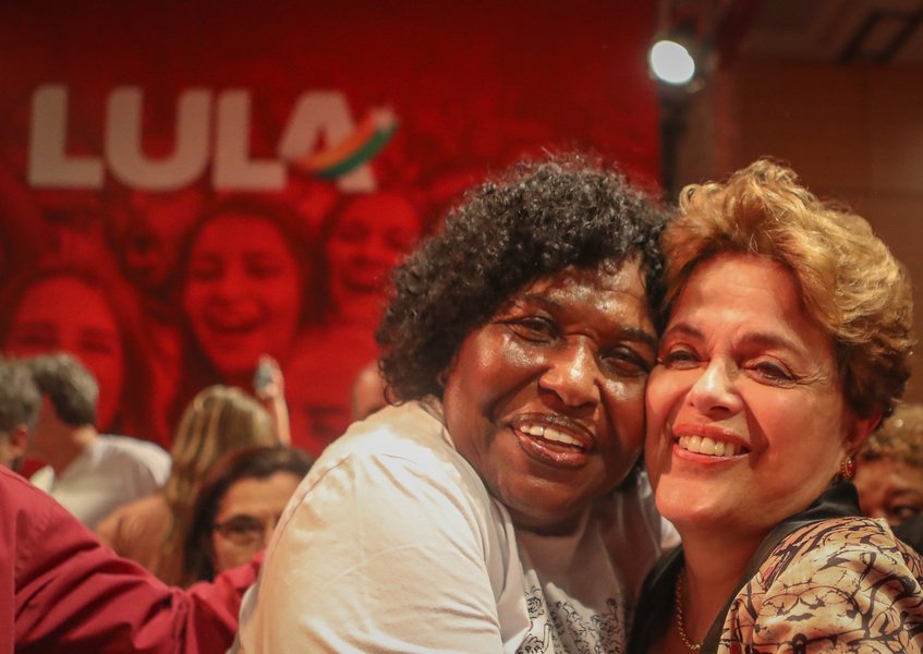 O lançamento da candidatura de Lula mobilizou artistas, intelectuais, políticos e trabalhadores; a expressão de Dilma Rousseff ao lado da ex-governadora do Rio de Janeiro Benedita da Silva chamou a atenção para o clima de felicidade e soberania política do evento; com seus sorrisos, ambas mostraram porque a candidatura de Lula se apresenta como a única solução viável - e de posse do sentido de retorno à felicidade - para um país conflagrado; manifesto escrito por Lula foi lido por Dilma (Foto: Gustavo Conde) O lançamento da candidatura de Lula mobilizou artistas, intelectuais, políticos e trabalhadores; a expressão de Dilma Rousseff ao lado da ex-governadora do Rio de Janeiro Benedita da Silva chamou a atenção para o clima de felicidade e soberania política do evento; com seus sorrisos, ambas mostraram porque a candidatura de Lula se apresenta como a única solução viável - e de posse do sentido de retorno à felicidade - para um país conflagrado; manifesto escrito por Lula foi lido por Dilma