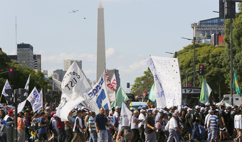 Professores argentinos conseguiram a adesão de trabalhadores de várias categorias e promovem hoje (23) um protesto nas principais avenidas de Buenos Aires. Os professores protestam contra a lei da paridade etária e mudanças no financiamento educativo; professores reivindicam a abertura da discussão que estabelece um piso salarial único para todas as regiões da Argentina e o investimento mínimo de 16% em financiamento no ensino. De acordo com eles, não há avanços nos dois temas (Foto: Aquiles Lins) Professores argentinos conseguiram a adesão de trabalhadores de várias categorias e promovem hoje (23) um protesto nas principais avenidas de Buenos Aires. Os professores protestam contra a lei da paridade etária e mudanças no financiamento educativo; professores reivindicam a abertura da discussão que estabelece um piso salarial único para todas as regiões da Argentina e o investimento mínimo de 16% em financiamento no ensino. De acordo com eles, não há avanços nos dois temas