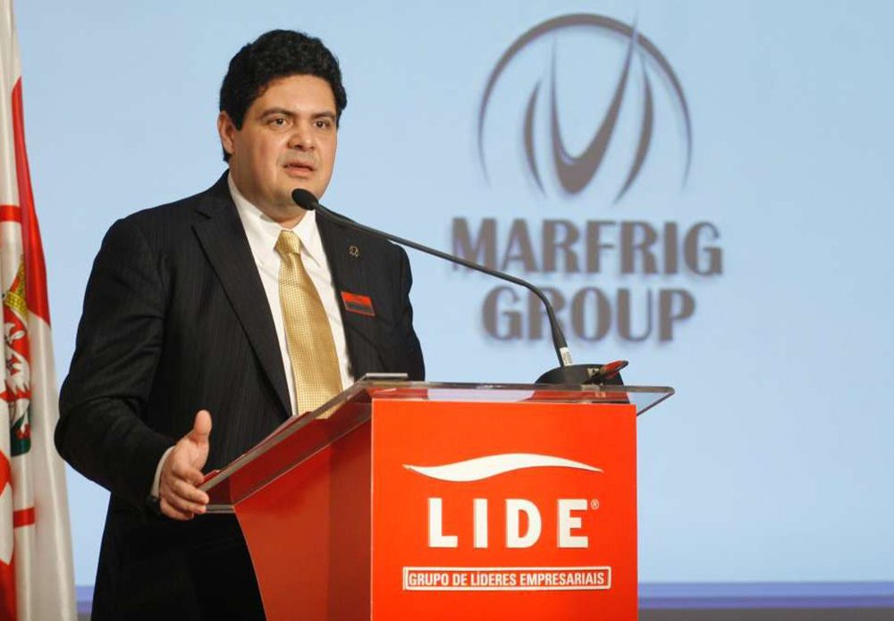 O empresário e controlador do grupo Marfrig, Marcos Antônio Molina dos Santos, fechou um termo de compromisso de reparação junto ao Ministério Público do Distrito Federal onde se comprometeu a pagar R$ 100 milhões, a título de danos materiais, morais e sociais; Molina é é investigado na Operação Cui Bono pela suspeita de R$ 10 milhões em propinas para liberar uma operação de crédito junto à Caixa Econômica Federal; operação, deflagrada no ano passado, tem como alvo central o ex-vice-presidente de Pessoa Jurídica da Caixa Geddel Vieira Lima (Foto: Paulo Emílio) O empresário e controlador do grupo Marfrig, Marcos Antônio Molina dos Santos, fechou um termo de compromisso de reparação junto ao Ministério Público do Distrito Federal onde se comprometeu a pagar R$ 100 milhões, a título de danos materiais, morais e sociais; Molina é é investigado na Operação Cui Bono pela suspeita de R$ 10 milhões em propinas para liberar uma operação de crédito junto à Caixa Econômica Federal; operação, deflagrada no ano passado, tem como alvo central o ex-vice-presidente de Pessoa Jurídica da Caixa Geddel Vieira Lima