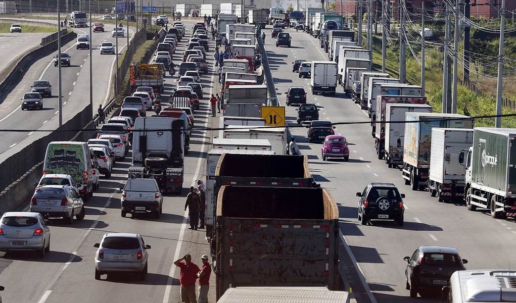 Caminhoneiros fazem paralização na BR 101, Niterói-Manilha, na altura de Itaboraí, no Rio de Janeiro. (Foto: Gustavo Conde) Caminhoneiros fazem paralização na BR 101, Niterói-Manilha, na altura de Itaboraí, no Rio de Janeiro.