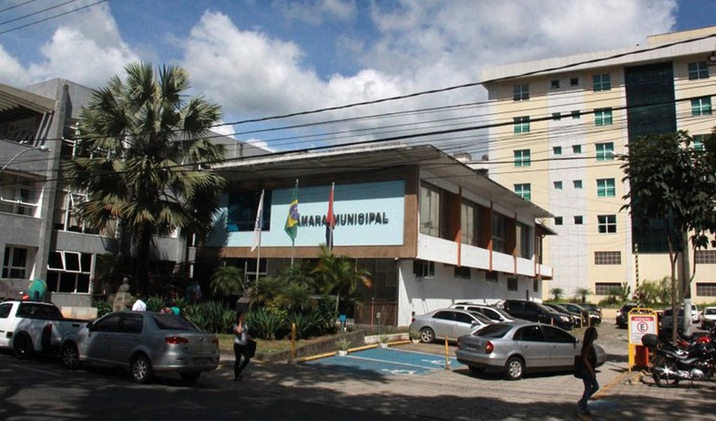 Operação do MP-RJ e da Polícia Civil prendeu metade dos integrantes da Câmara de Vereadores de Teresópolis, no Rio; eles são suspeitos de associação criminosa para a prática dos crimes de concussão e peculato; investigação diz que ficou comprovado que os vereadores se uniram para exigir indicação de empresas a serem contratadas para realização dos serviços de iluminação pública, serviços cemiteriais, estacionamento rotativo pago e saneamento básico (Foto: Voney Malta) Operação do MP-RJ e da Polícia Civil prendeu metade dos integrantes da Câmara de Vereadores de Teresópolis, no Rio; eles são suspeitos de associação criminosa para a prática dos crimes de concussão e peculato; investigação diz que ficou comprovado que os vereadores se uniram para exigir indicação de empresas a serem contratadas para realização dos serviços de iluminação pública, serviços cemiteriais, estacionamento rotativo pago e saneamento básico