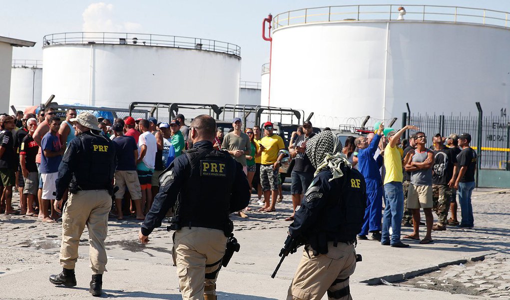 Polícia do Exército reforça segurança no entorno de refinaria no Rio (Foto: Voney Malta) Polícia do Exército reforça segurança no entorno de refinaria no Rio