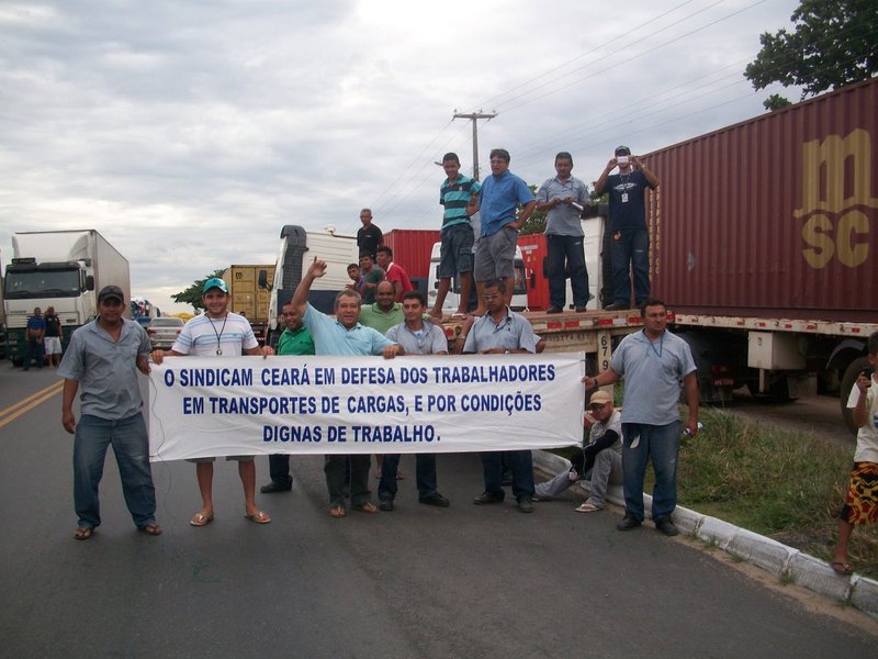Vários trechos de rodovias do Ceará continuam interditadas pelos caminhoneiros. De acordo com a Polícia Rodoviária Federal (PRF), 10 trechos estão fechados no estado. A greve entra hoje em seu quarto dia e deve prosseguir, pelo menos, até sexta-feira. A greve atinge diretamente a economia e o desabastecimento já ameaça vários setores, entre eles, os postos de gasolina, que na noite de ontem, registraram filas nas bombas. Também na Centrais de Abastecimento do Ceará S.A (Ceasa/CE), os preços de frutas e verduras dispararam e os supermercados já começam a sofrer com a falta de alguns produtos (Foto: Fatima 247) Vários trechos de rodovias do Ceará continuam interditadas pelos caminhoneiros. De acordo com a Polícia Rodoviária Federal (PRF), 10 trechos estão fechados no estado. A greve entra hoje em seu quarto dia e deve prosseguir, pelo menos, até sexta-feira. A greve atinge diretamente a economia e o desabastecimento já ameaça vários setores, entre eles, os postos de gasolina, que na noite de ontem, registraram filas nas bombas. Também na Centrais de Abastecimento do Ceará S.A (Ceasa/CE), os preços de frutas e verduras dispararam e os supermercados já começam a sofrer com a falta de alguns produtos