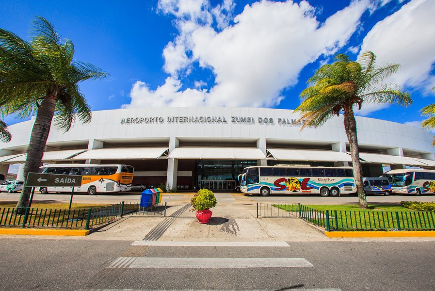 O sexto dia de greve dos caminhoneiros já começou afetar a aviação civil; nesta sexta-feira (25) a empresa Azul anunciou o cancelamento de 8 vôos, entre eles, um que partiria de Maceió com chegada em Recife; desabastecimento de combustível no aeroporto seria o principal motivo para o cancelamento; Azul diz que alguns serviços foram suspensos temporariamente e os passageiros afetados pela greve podem realizar a remarcação do bilhete para voar até 31 de maio (Foto: Voney Malta) O sexto dia de greve dos caminhoneiros já começou afetar a aviação civil; nesta sexta-feira (25) a empresa Azul anunciou o cancelamento de 8 vôos, entre eles, um que partiria de Maceió com chegada em Recife; desabastecimento de combustível no aeroporto seria o principal motivo para o cancelamento; Azul diz que alguns serviços foram suspensos temporariamente e os passageiros afetados pela greve podem realizar a remarcação do bilhete para voar até 31 de maio