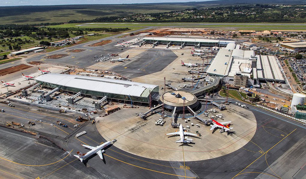 Pelo menos 11 aeroportos brasileiros estão sem combustível nesta sexta-feira (25) por causa da falta de transporte de combustível; os caminhoneiros continuam em greve e, como consequência, os aeroportos não receberam querosene de aviação e terão suas operações prejudicadas (Foto: Leonardo Lucena) Pelo menos 11 aeroportos brasileiros estão sem combustível nesta sexta-feira (25) por causa da falta de transporte de combustível; os caminhoneiros continuam em greve e, como consequência, os aeroportos não receberam querosene de aviação e terão suas operações prejudicadas