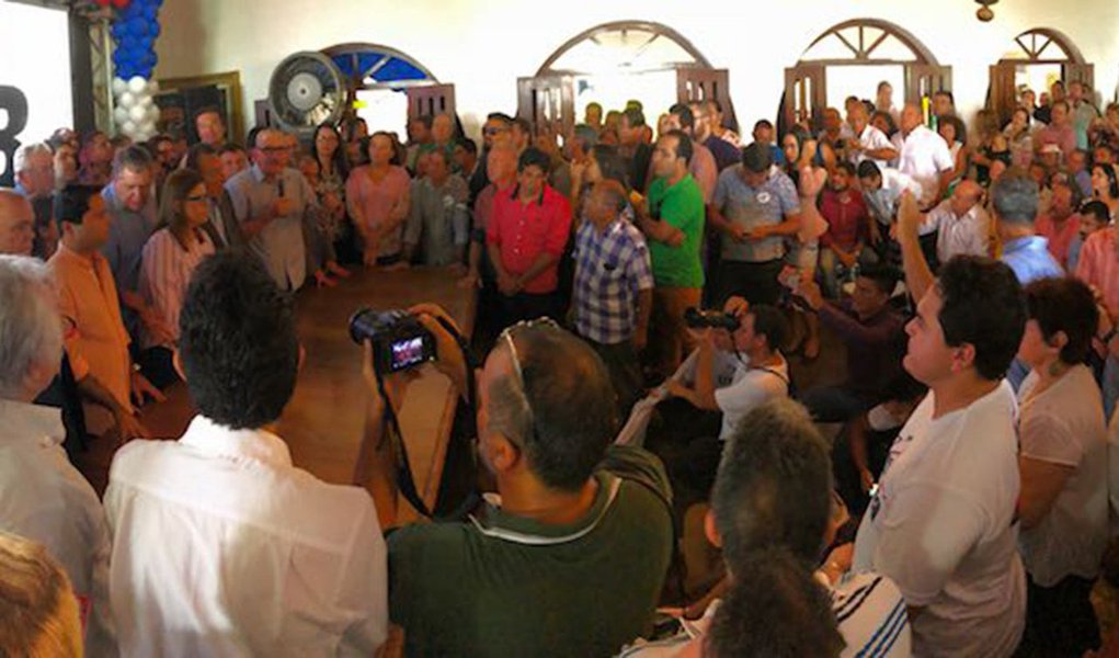 A ex-governadora Roseana Sarney (MDB) reuniu em sua residência ex-prefeitos, ex-deputados e ex-vereadores para anunciar sua pré-candidatura ao Palácio dos Leões; sem a presença de presidentes de partidos e sem lideranças de peso, a reunião não teve nenhuma nova adesão ou anúncio que poderia dar um gás ao projeto político do clã dos Sarney; reunião aglutinou pessoas que perderam espaço no governo (Foto: Voney Malta) A ex-governadora Roseana Sarney (MDB) reuniu em sua residência ex-prefeitos, ex-deputados e ex-vereadores para anunciar sua pré-candidatura ao Palácio dos Leões; sem a presença de presidentes de partidos e sem lideranças de peso, a reunião não teve nenhuma nova adesão ou anúncio que poderia dar um gás ao projeto político do clã dos Sarney; reunião aglutinou pessoas que perderam espaço no governo