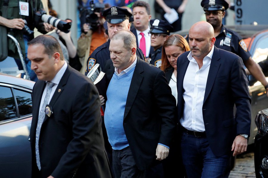 O produtor de cinema Harvey Weinstein se entregou às autoridades em uma delegacia de Nova York por acusações de crimes sexuais, meses depois de ter sido acusado por dezenas mulheres de assédio sexual; mais de 70 mulheres acusaram o cofundador do estúdio de cinema Miramax e da Weinstein Co de assédio, incluindo estupro (Foto: Leonardo Lucena) O produtor de cinema Harvey Weinstein se entregou às autoridades em uma delegacia de Nova York por acusações de crimes sexuais, meses depois de ter sido acusado por dezenas mulheres de assédio sexual; mais de 70 mulheres acusaram o cofundador do estúdio de cinema Miramax e da Weinstein Co de assédio, incluindo estupro