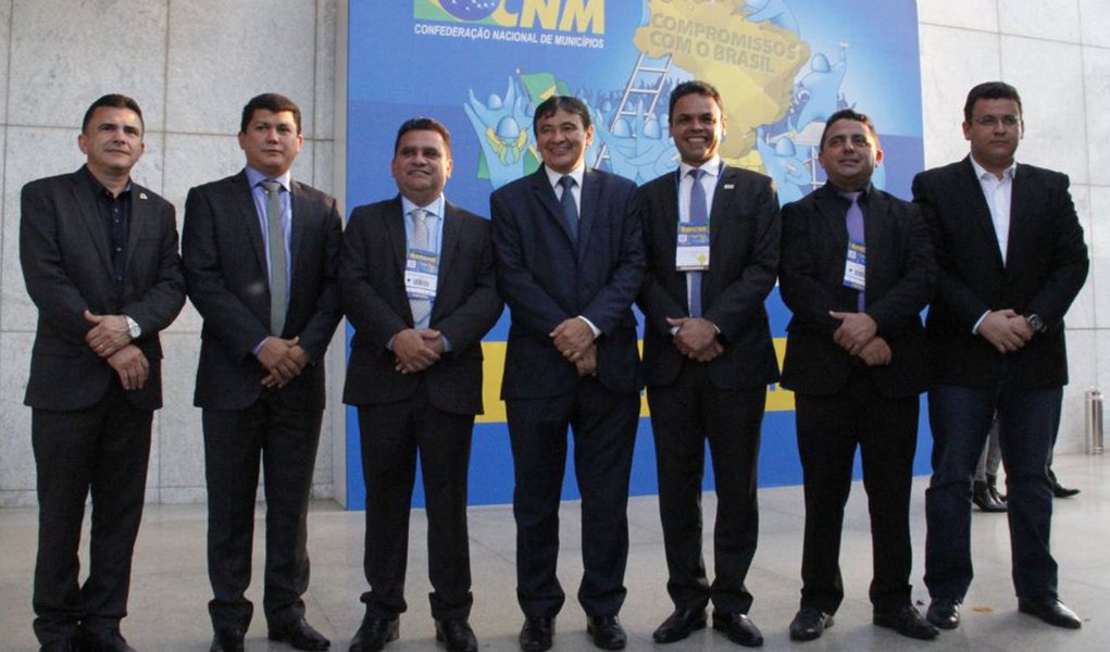 Em Brasília, onde participou da Marcha dos Prefeitos, o governador Wellington Dias disse que o evento serve para cobrar ações do governo federal; para ele, marcha tem conseguido vitorias relacionadas a temas como educação e saúde e que a expectativa é também aumentar o FPM; “Estamos aqui discutindo os temas do momento e eu, como governador, venho somar às lutas e tratar do conjunto de parcerias que fazemos com os 224 municípios piauienses (Foto: Voney Malta) Em Brasília, onde participou da Marcha dos Prefeitos, o governador Wellington Dias disse que o evento serve para cobrar ações do governo federal; para ele, marcha tem conseguido vitorias relacionadas a temas como educação e saúde e que a expectativa é também aumentar o FPM; “Estamos aqui discutindo os temas do momento e eu, como governador, venho somar às lutas e tratar do conjunto de parcerias que fazemos com os 224 municípios piauienses