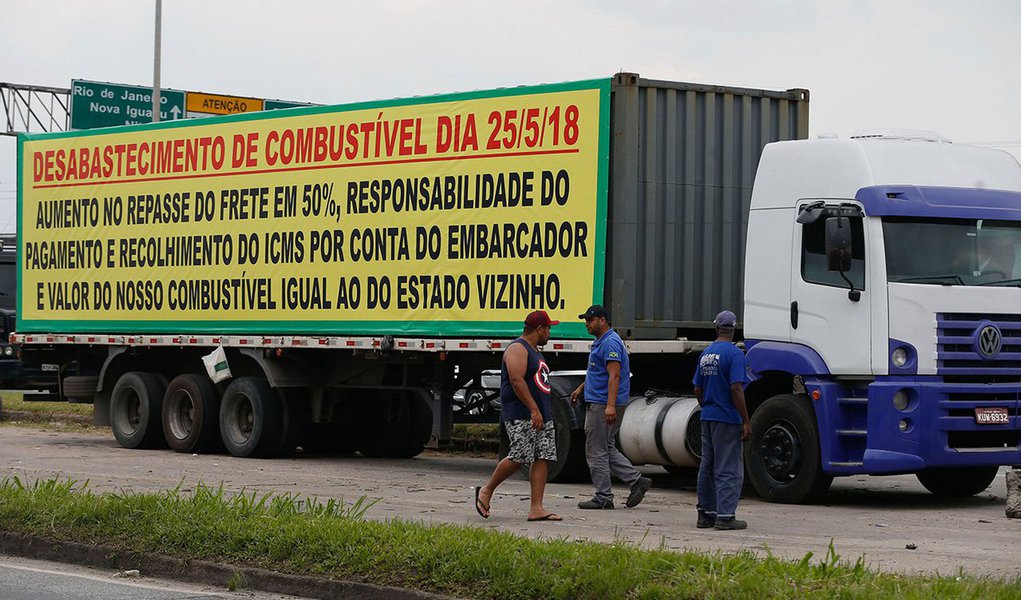 Caminhoneiros protestam contra elevação no preço do diesel na rodovia BR-040, em Duque de Caxias. (Foto: Paulo Emílio) Caminhoneiros protestam contra elevação no preço do diesel na rodovia BR-040, em Duque de Caxias.