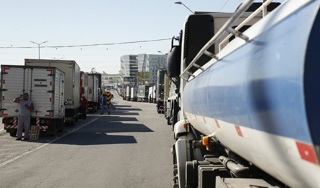 A Superintendência Municipal de Transporte e Trânsito (SMTT) decidiu reduzir a frota de ônibus em Maceió em 10% a partir desta quinta-feira (24); pedido para diminuição foi feito pelo Sindicato das Empresas do Transporte Urbano de Alagoas; medida foi adotada para garantir o funcionamento do transporte público, que pode ficar sem combustível durante a paralisação dos caminhoneiros (Foto: Voney Malta) A Superintendência Municipal de Transporte e Trânsito (SMTT) decidiu reduzir a frota de ônibus em Maceió em 10% a partir desta quinta-feira (24); pedido para diminuição foi feito pelo Sindicato das Empresas do Transporte Urbano de Alagoas; medida foi adotada para garantir o funcionamento do transporte público, que pode ficar sem combustível durante a paralisação dos caminhoneiros